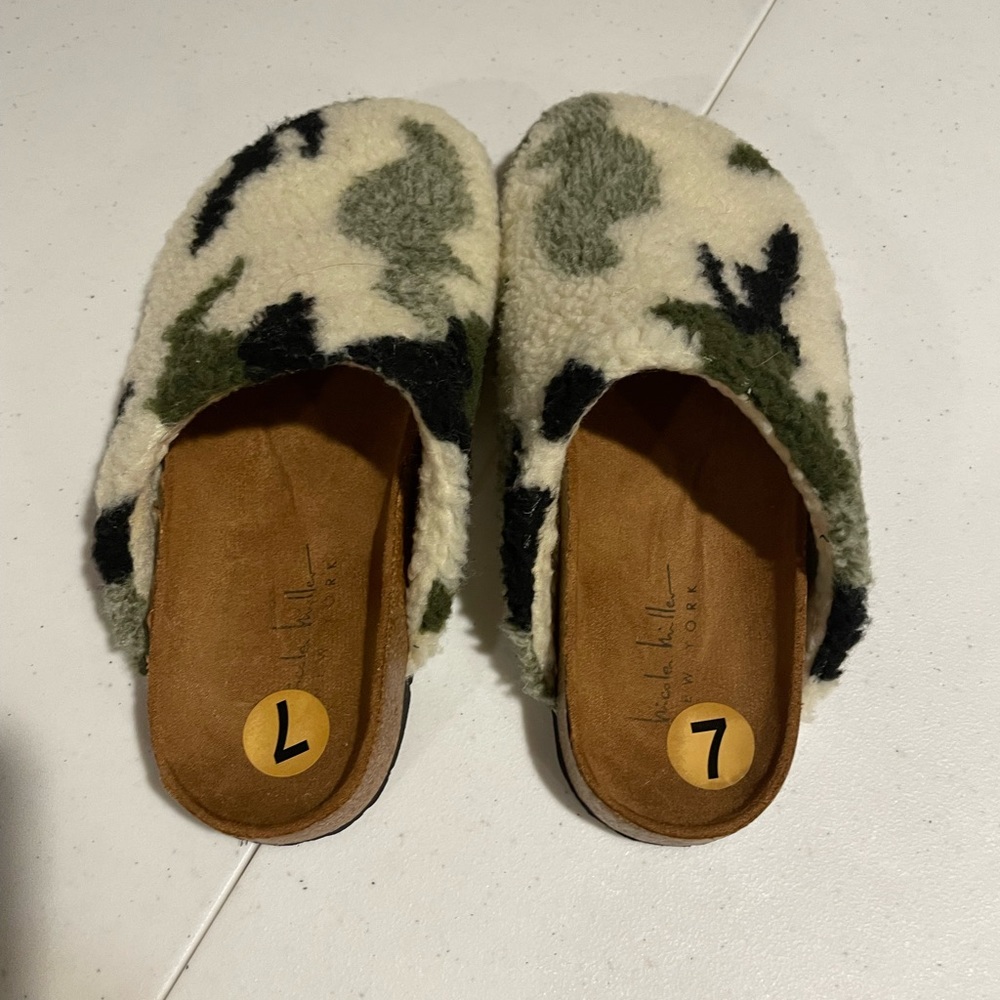 Nicole Miller Cream and Green Flats